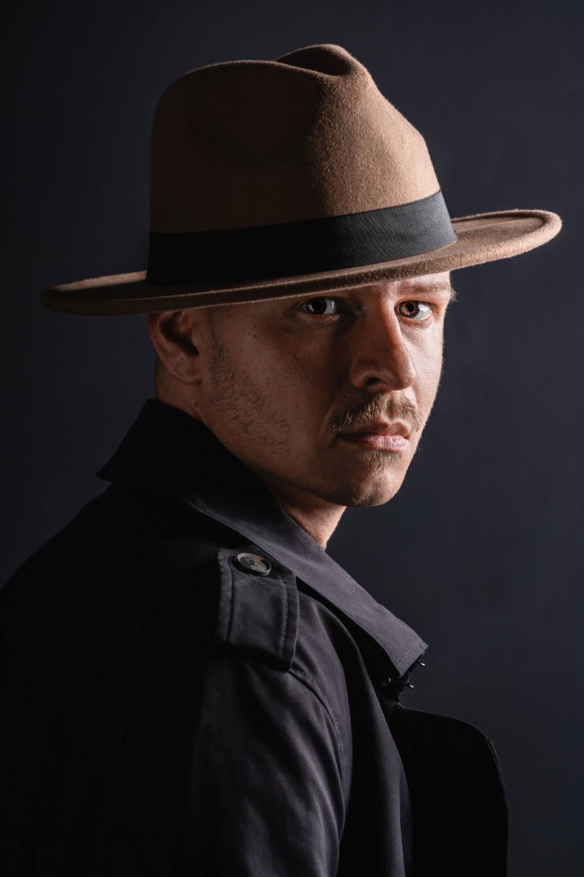 Kreatív világítású stúdió férfi portré – ajándék fotózás