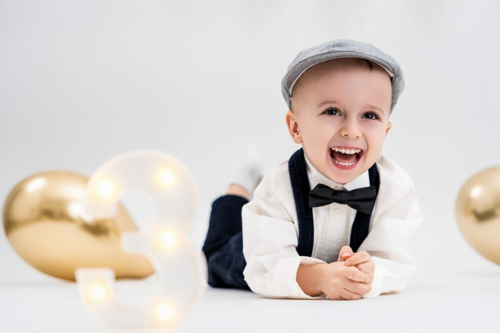 Gyermek szülinapi fotózás ajándékba – vidám stúdiókép