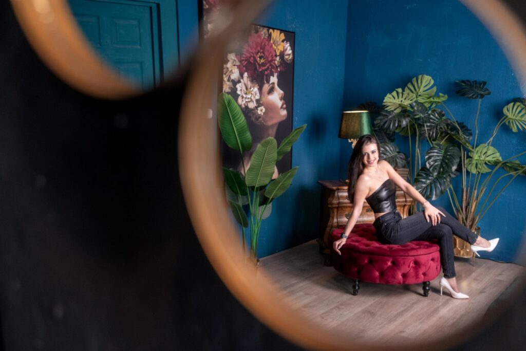 Kreatív hátteres stúdió női portré – ajándék fotózás nőknek