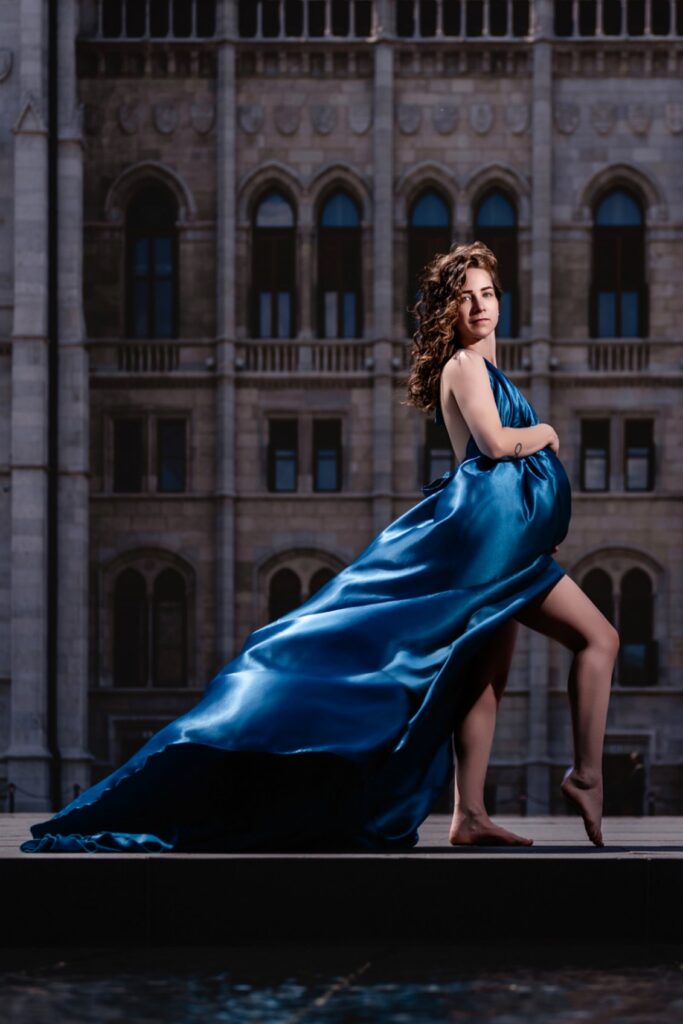 Elegáns szabadtéri kismamafotózás – meghitt babavárós portré