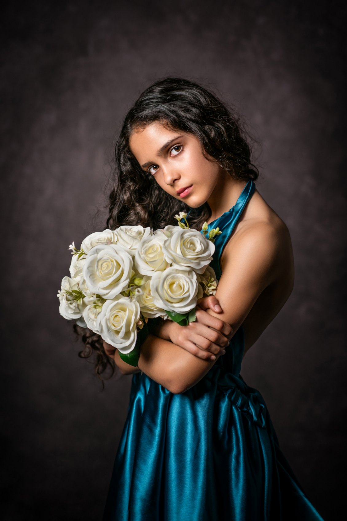 Stúdióban készült gyerekportré klasszikus háttérrel – profi fotózás