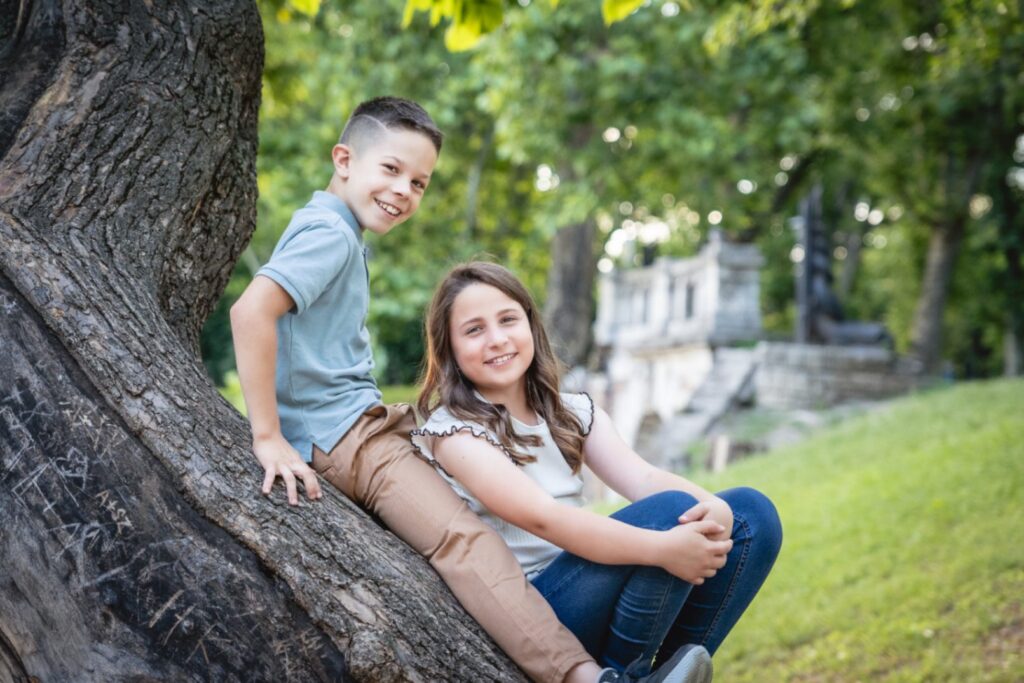 Mosolygós gyerek portré szabadtéren – gyermekfotózás ajándékutalvány