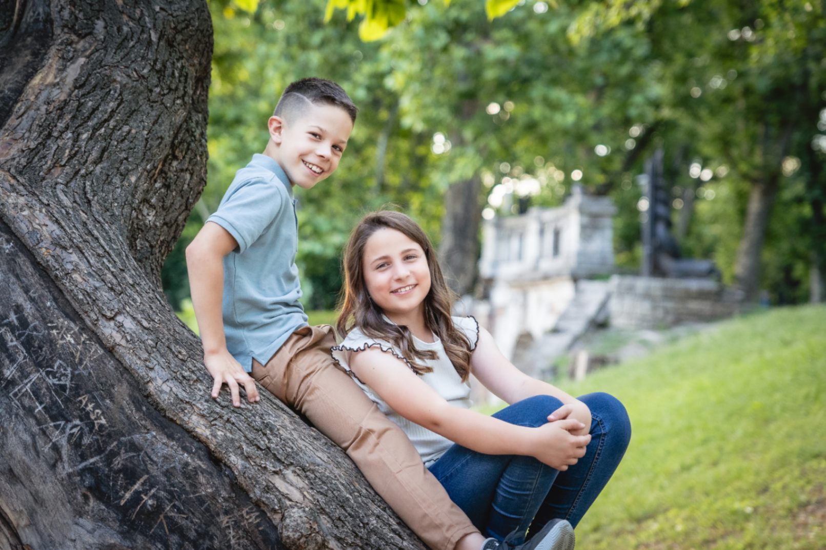 Mosolygós gyerek portré szabadtéren – gyermekfotózás ajándékutalvány