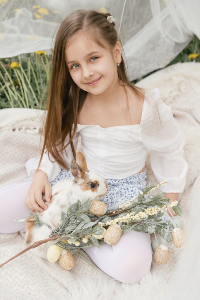 Mosolygós gyerek portré szabadtéren – gyermekfotózás ajándékutalvány