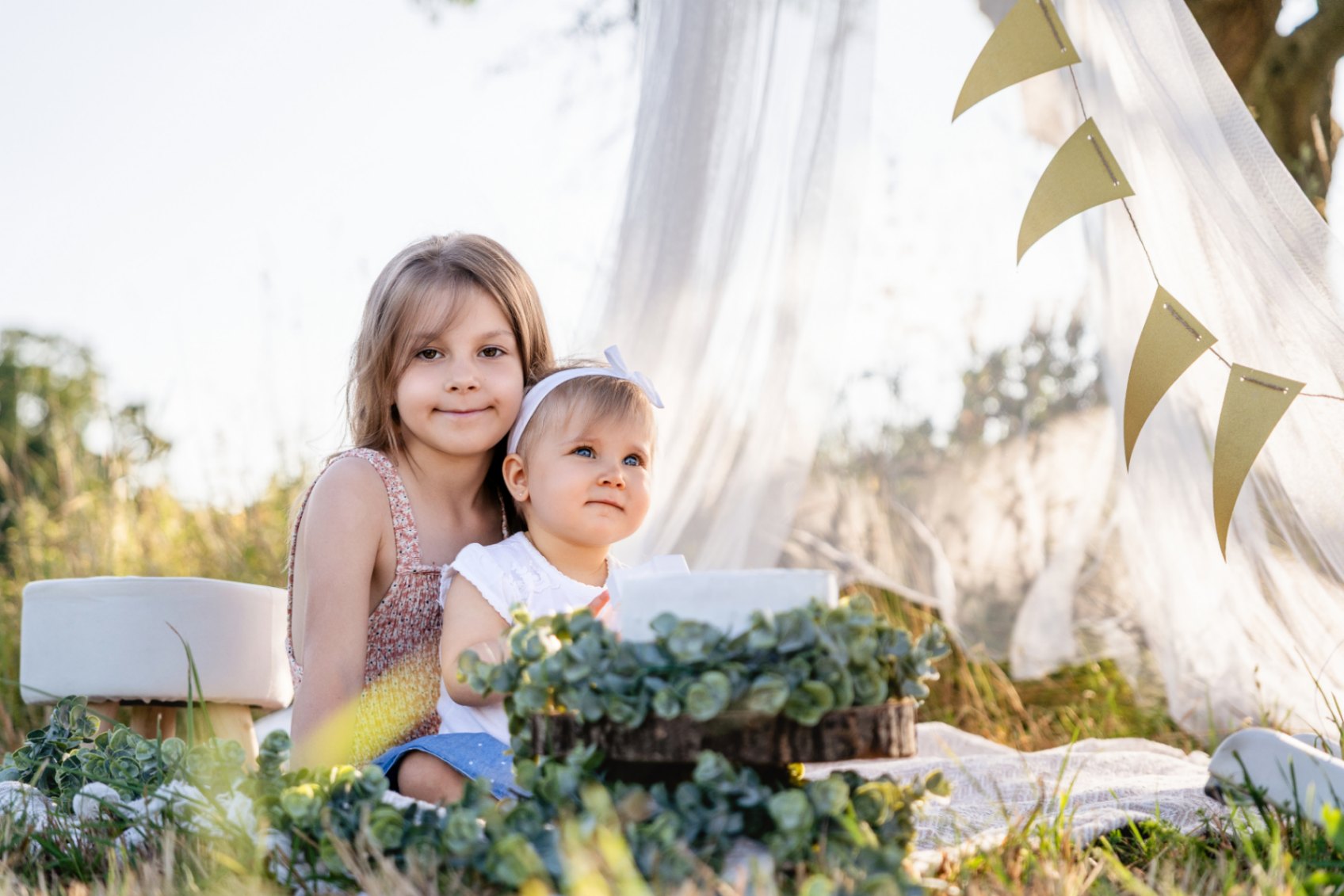 Mosolygós gyerek portré szabadtéren – gyermekfotózás ajándékutalvány