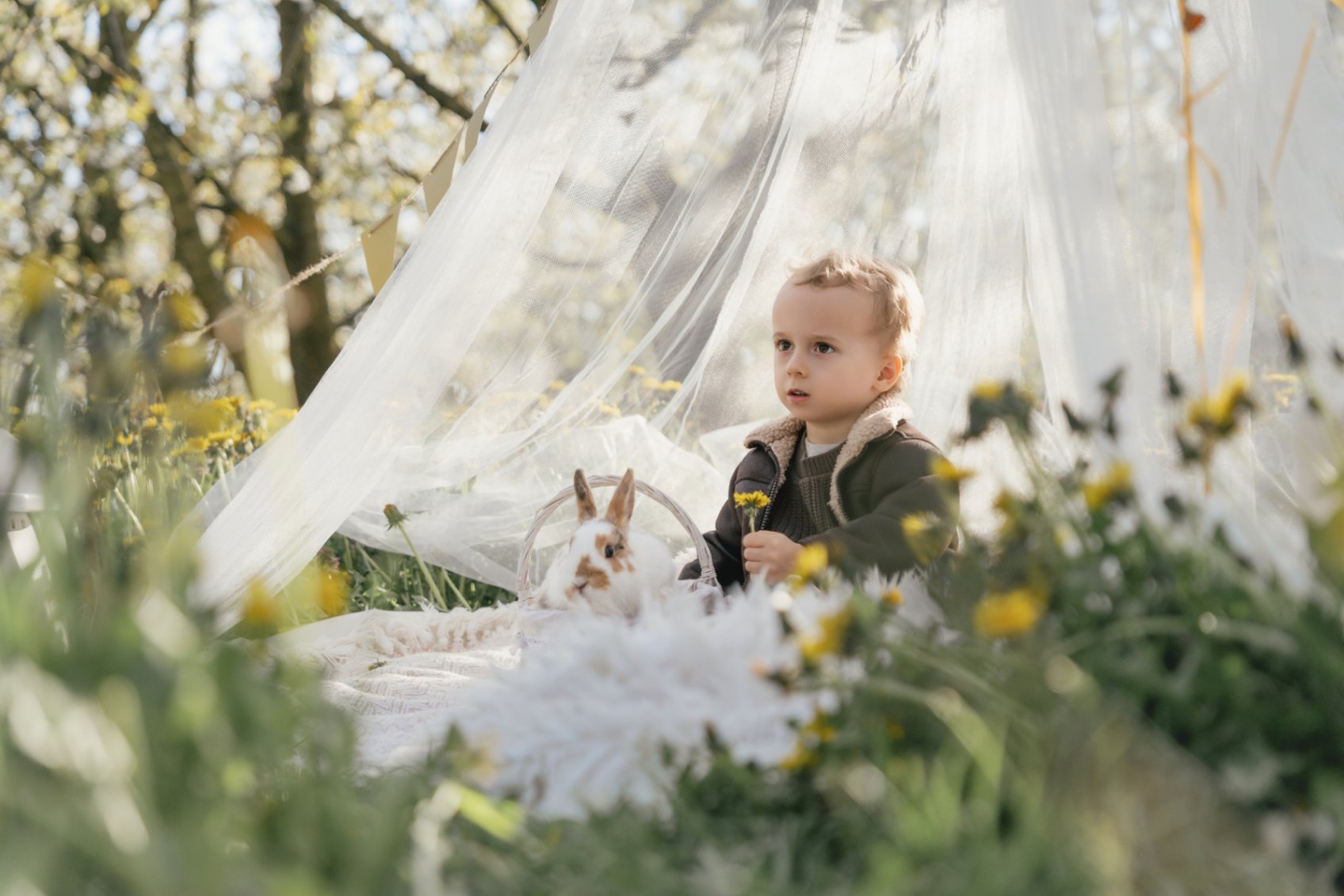 Mosolygós gyerek portré szabadtéren – gyermekfotózás ajándékutalvány