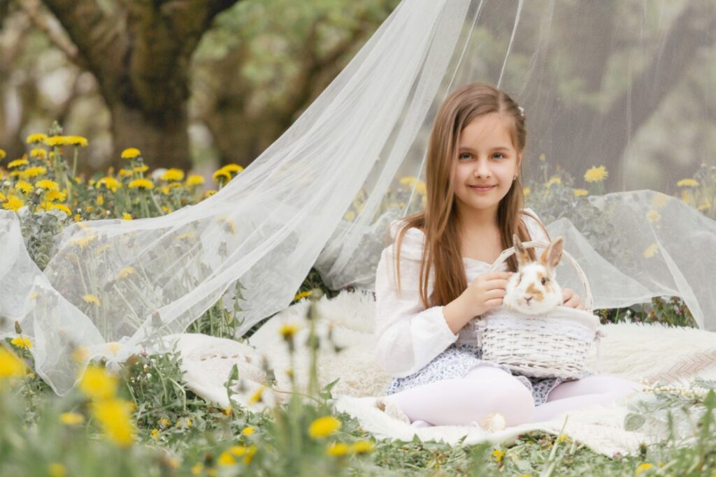 Mosolygós gyerek portré szabadtéren – gyermekfotózás ajándékutalvány