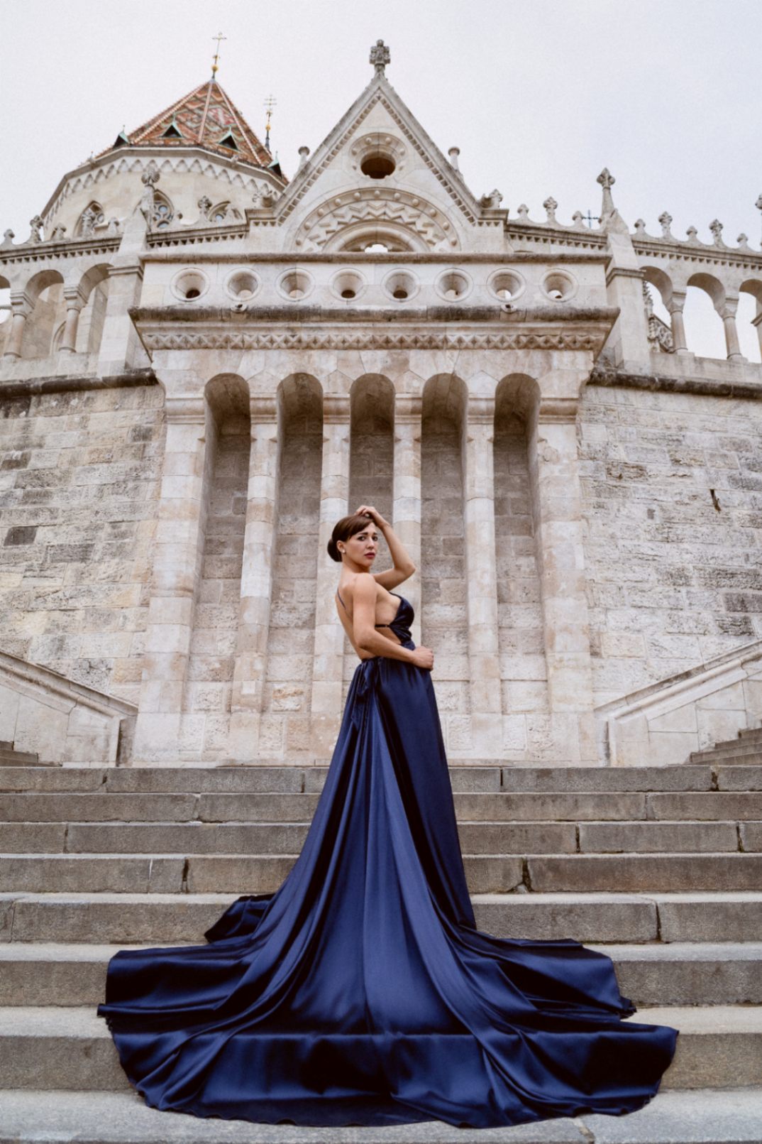 Városi háttérrel készült szabadtéri női portré – portréfotózás ajándékba