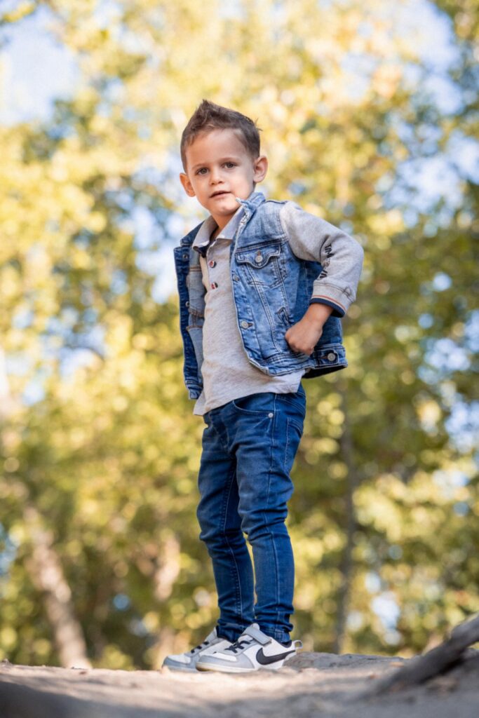 Őszi falevelek között készült szabadtéri gyerekportré – fotózás ajándékba