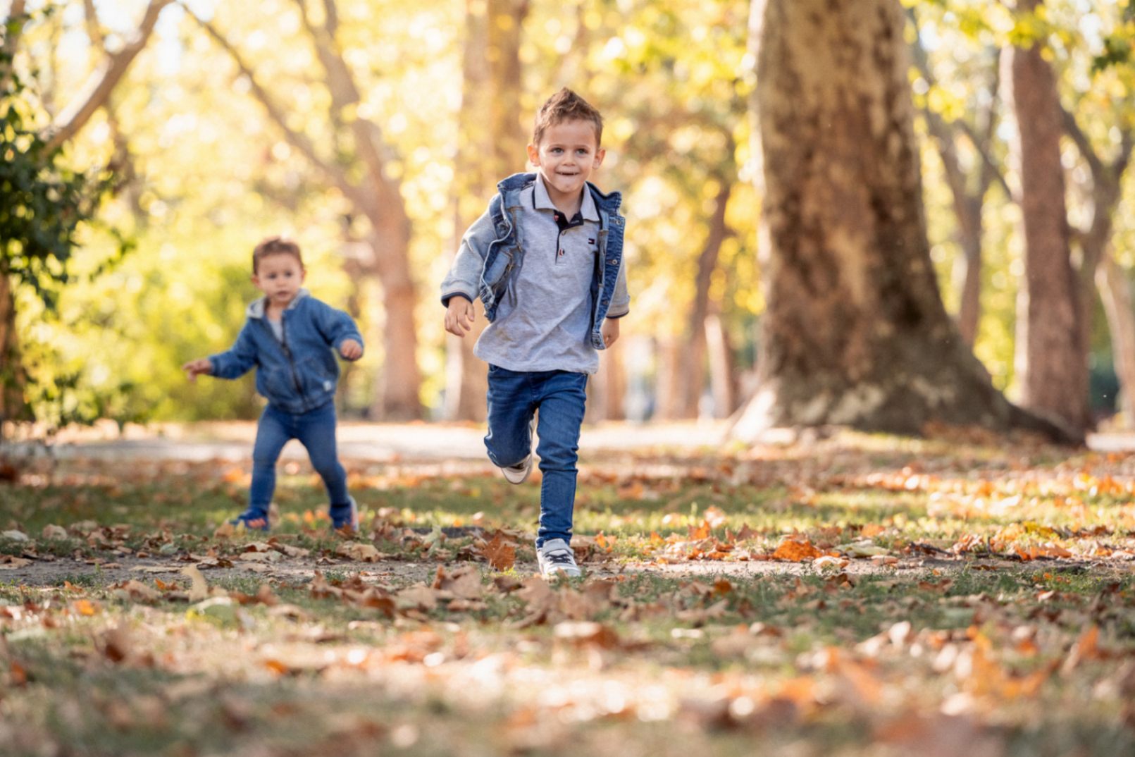 Őszi falevelek között készült szabadtéri gyerekportré – fotózás ajándékba